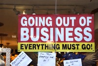 Tình trạng phá sản doanh nghiệp ở Mỹ tăng vọt khi Fed trì hoãn cắt giảm lãi suất