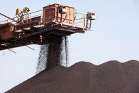 Nhu cầu suy yếu thách thức đà hồi phục của giá quặng sắt