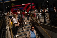 Niềm tin của người tiêu dùng vẫn ở dưới mức trước đại dịch bất chấp sự phục hồi kinh tế toàn cầu