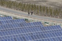 Tăng trưởng mạnh mẽ về năng lượng mặt trời của Trung Quốc gây ảnh hưởng đến lưới điện