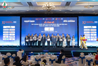 Ông Nguyễn Hoàng Hùng - Phụ trách Phòng Truyền thông CC1 đón nhận hoa chúc mừng và Giấy chứng nhận Top 10 Doanh nghiệp sáng tạo kinh doanh hiệu quả ngành Bất động sản – Xây dựng năm 2024 từ Ban tổ chức