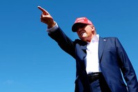 Capital Economics: Thuế quan và chính sách nhập cư của ông Trump có thể làm vỡ bong bóng thị trường chứng khoán nếu đắc cử