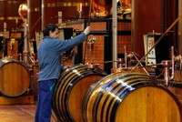 Trung Quốc tăng cường điều tra nhập khẩu rượu mạnh và thịt lợn từ châu Âu