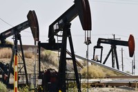 IEA dự báo thặng dư dầu trong năm 2025