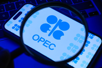 OPEC+ tập trung vào việc tuân thủ hạn ngạch sản xuất sau khi hoãn tăng sản lượng