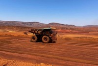 Hai công ty khai thác quặng sắt hàng đầu thế giới tăng sản lượng ngay cả khi nhu cầu từ Trung Quốc chậm lại