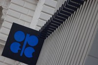 OPEC+ tiếp tục trì hoãn kế hoạch tăng sản lượng thêm một tháng
