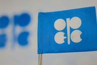 OPEC+ tiếp tục trì hoãn tăng sản lượng cho tới tháng 4