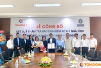 Ông Phạm Quốc Thắng, Phó tổng giám đốc Tôn Đông Á (đứng giữa) và ông Lâm Vĩnh Hảo, Giám đốc Chi nhánh Tôn Đông Á tại Thủ Dầu Một kiêm Giám đốc Khối sản xuất (đứng thứ 5 từ phải qua trái) vinh dự nhận chứng nhận ISO 14064-1:2018 từ đại diện Bureau Veritas Việt Nam