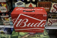 Ngành bia có thể hưởng lợi với thuế quan 200% đối với rượu của Tổng thống Trump