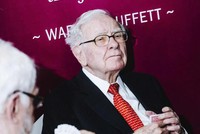 Tài sản của Warren Buffett vẫn tăng trong năm 2025 bất kể áp lực bán tháo