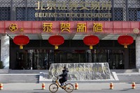 Các công ty Trung Quốc cam kết tăng cường mua cổ phiếu để bình ổn thị trường chứng khoán