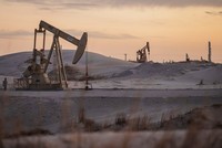 EU hạ mức trần giá dầu thô của Nga theo gói trừng phạt mới nhất