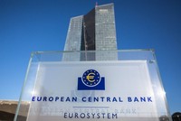 ECB giữ nguyên lãi suất trước rủi ro về thuế quan