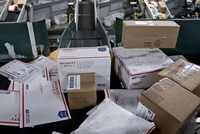 Tổng thống Trump thu hồi miễn trừ "de minimis" đối với hàng nhập khẩu thương mại điện tử toàn cầu