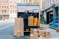 Ngành bán lẻ toàn cầu đối mặt thách thức khi Mỹ xoá bỏ miễn trừ "de minimis"