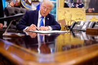 Phí thị thực H-1B mới của Tổng thống Trump châm ngòi cho cuộc đua thu hút nhân tài trên toàn cầu