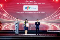 Bà Nguyễn Thị Ngọc Diệp, Giám đốc kinh doanh vùng Hà Nội đại diện FPT Retail nhận giải thưởng Top 10 Công ty bán lẻ uy tín 2025.