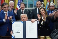 Mỹ chấm dứt đợt đóng cửa chính phủ dài nhất trong lịch sử