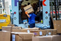 Mỹ thu được 1 tỷ USD khi bãi bỏ chính sách "de minimis"