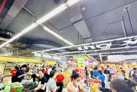 Tấp nập khách mua sắm tại siêu thị WinMart.