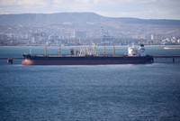 Giá dầu vẫn tăng bất kể lo ngại về tình trạng dư cung trong năm nay