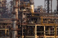 Mỹ nới lỏng lệnh trừng phạt dầu mỏ đối với Nga khi giá năng lượng tăng vọt