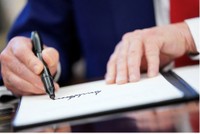 Chữ ký Tổng thống Trump sẽ xuất hiện trên tiền giấy, khép lại truyền thống 165 năm