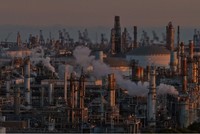 Giá dầu giảm xuống dưới 100 USD/thùng sau khi Iran cho phép đi lại an toàn qua eo biển Hormuz trong thời gian ngừng bắn