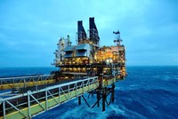 Giá dầu Biển Bắc đạt mức cao kỷ lục khi Iran tiếp tục kiểm soát eo biển Hormuz