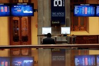 Giá dầu giảm về 90 USD/thùng khi Iran mở cửa hoàn toàn eo biển Hormuz 