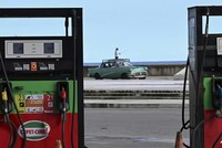 Tồn kho dầu toàn cầu giảm nhanh giữa khủng hoảng nguồn cung