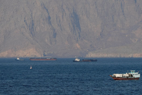 Giá dầu tăng vọt trở lại do căng thẳng xung quanh eo biển Hormuz