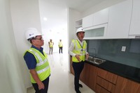 Khách hàng thăm quan căn hộ mẫu dự án Phú Đông Premier .