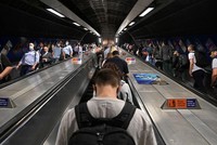 Nhu cầu việc làm ở Anh tăng trở lại 