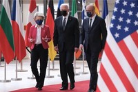 Mỹ và châu Âu thảo luận về việc cấm nhập khẩu dầu của Nga