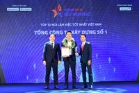 Ông Lê Bảo Anh (giữa),Tổng giám đốc Tổng công ty xây dựng số 1 (CC1) nhận chứng nhận Top 10 Nơi làm việc tốt nhất Việt Nam năm 2022 ngành Xây dựng