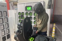 Dịch vụ hoán đổi pin trong một phút đang thúc đẩy việc sử dụng xe điện ở châu Á