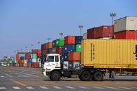 Xuất khẩu của Trung Quốc tăng lần đầu tiên trong 6 tháng