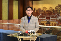 Ông Đoàn Đình Duy Khương, Tổng giám đốc CTCP Dược Hậu Giang trả lời báo chí bên lề Hội thảo.