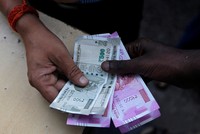 Ấn Độ loại bỏ tờ 2.000 Rupee nhằm kích thích tăng trưởng tiêu dùng