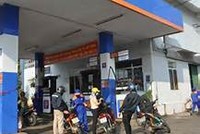 Sau 12 giờ trưa nay, xăng tăng khoảng 214 đồng/lít