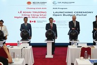 Bộ trưởng Bộ Tài chính Đinh Tiến Dũng, Đại sứ Thụy Sĩ Ivo Sieber, Giám đốc điều hành Danh mục dự án của Ngân hàng Thế giới tại Việt Nam Stefanie Stallmeister và quyền Trưởng ban Hợp tác phát triển thuộc Đại sứ quán Canada Nina Seahra, bấm nút vận hành Cổng công khai Ngân sách nhà nước