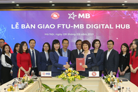 Bà Trần Thị Bảo Quế, thành viên Ban điều hành MB và PGS.TS Phạm Thu Hương, Phó Hiệu trưởng FTU tại lễ bàn giao “FTU-MB Digital Hub”