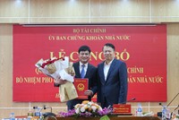 Ông Nguyễn Đức Chi (phải), Thứ trưởng Bộ Tài chính trao quyết định cho ông Hoàng Văn Thu