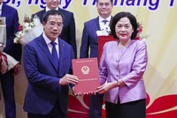 Thống đốc NHNN Nguyễn Thị Hồng trao quyết định về việc chuyển giao bắt buộc OceanBank cho MB cho ông Lưu Trung Thái - Chủ tịch HĐQT MB