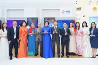 Thống đốc NHNN Nguyễn Thị Hồng chụp ảnh lưu niệm cùng lãnh đạo và cán bộ MB tại Triển lãm “Thành tựu đất nước A80”