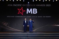 Ông Hà Trọng Khiêm - Phó tổng giám đốc đại diện MB nhận giải thưởng 