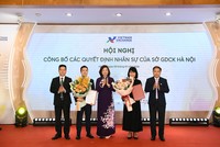 Lãnh đạo Ủy ban Chứng khoán Nhà nước và VNX chúc mừng bà Vũ Thúy Ngà và ông Khương Xuân Thảo.