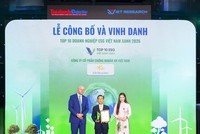 Ông Park Kang Hyun – Tổng giám đốc KBSV nhận giải thưởng tại Lễ trao giải